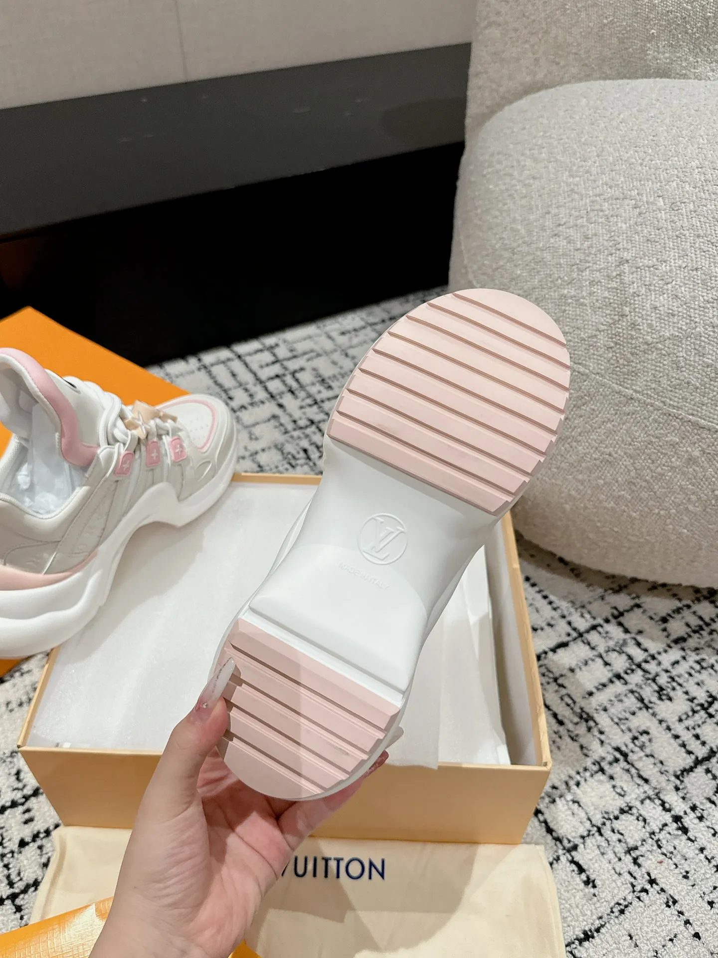 👟👟Ex-factory price 720👟👟 Top version Louis Vuiton·Louis Vuitton 24/ New Chinese Valentine's Day limited edition LV Archlight series arch sole dad shoes casual thick-soled lace-up sneakers Top version 🔝Buy the original version, develop and make goods👍🏻 This LV dad shoe features an eye-catching wavy sole and large tongue. It is equipped with a sporty super-elastic running shoe style rubber outsole, which is very eye-catching. It is also combined with a soft and elastic upper made of a variety of high-tech fabrics, making the upper foot comfortable and soft! ...
